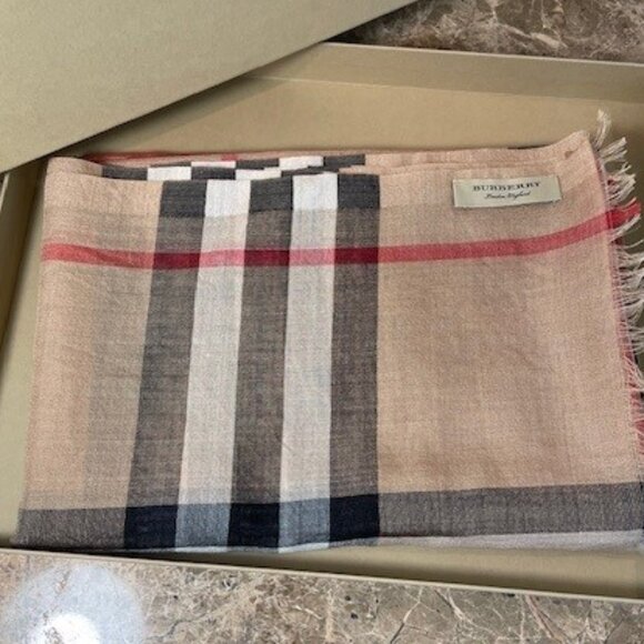 Burberry LIGHTWEIGHT Giant Check Scarf Wrap - Archive Beige - Picture 5 of 9